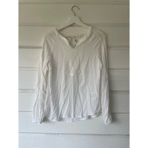 Vit blus - Säljer en trendig vit blus, perfekt till sommarn! Långärmad blus i bra skick! Blusen passar som XS/S🤍