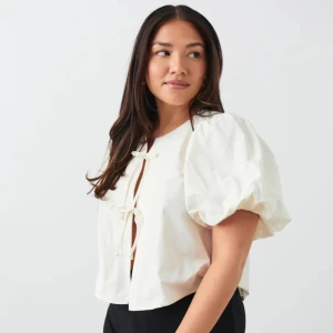 Söt topp - Säljer denna super söta topp från ginatricot, köpt för 499kr och säljer för 250kr då den är använd 1 gång! Alltså i nyskick, men kan absolut diskuteras 🫶🏼  Storlek xl men skulle säga att den är som m