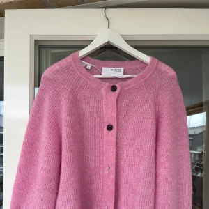 Selected Kofta - Rosa jättefin kofta från selected. Använd fåtal gånger. Ordinarie pris 699kr ☀️