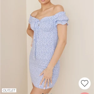 Klänning - Blommig klänning från Nelly, perfekt till midsommar🌸Använd en gång. Slutsåld på hemsidan, nypris 369 kr