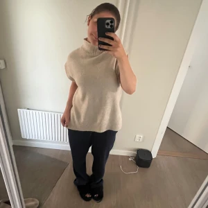 Beige polotröja  - Säljer då den tyvärr inte kommer till användning längre😊
