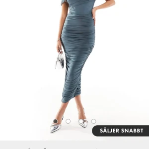 Asos klänning - En helt ny festklänning i duvblåfärg, med alla lappar kvar. Beställde två storlekar och hann inte returnera den.