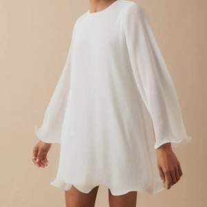 Säljer denna superfina vita klänning! Aldrig använd och prislapp kvar. Helt slutsåld! Perfekt till studenten!! 