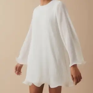 Säljer denna superfina vita klänning! Aldrig använd och prislapp kvar. Helt slutsåld! Perfekt till studenten!! 