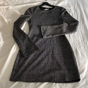 Silvrig klänning - En kort silvrig klänning med öppning i ryggen i strl small 🪩🔥