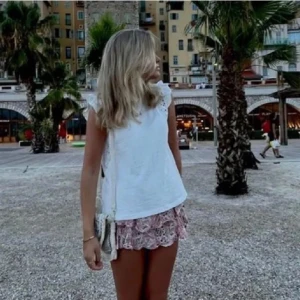 Zara kjol  - Jätte fin zara kjol med shorts under❣️Skriv om det är något du undrar 