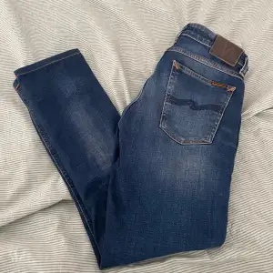 Riktigt feta Nudie jeans för endast 299kr🤩 Skick 9/10 finns inga defekter. Modellen är Skinny lin, sitter som slim