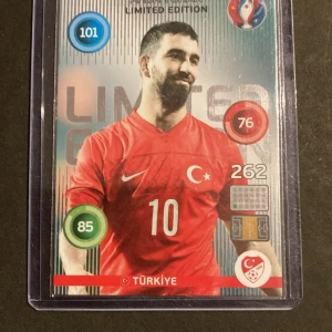 Uefa Arda Turan Shiny Holo Limited Edition 2016 - Fint kort skickas i sleeve och toploader 