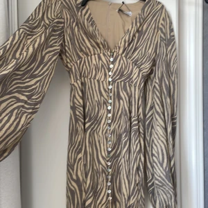 adoore klänning - hej jag säljer denna fina adoore klänningen i storlek 36! lappar kvar men även förpackning🤗