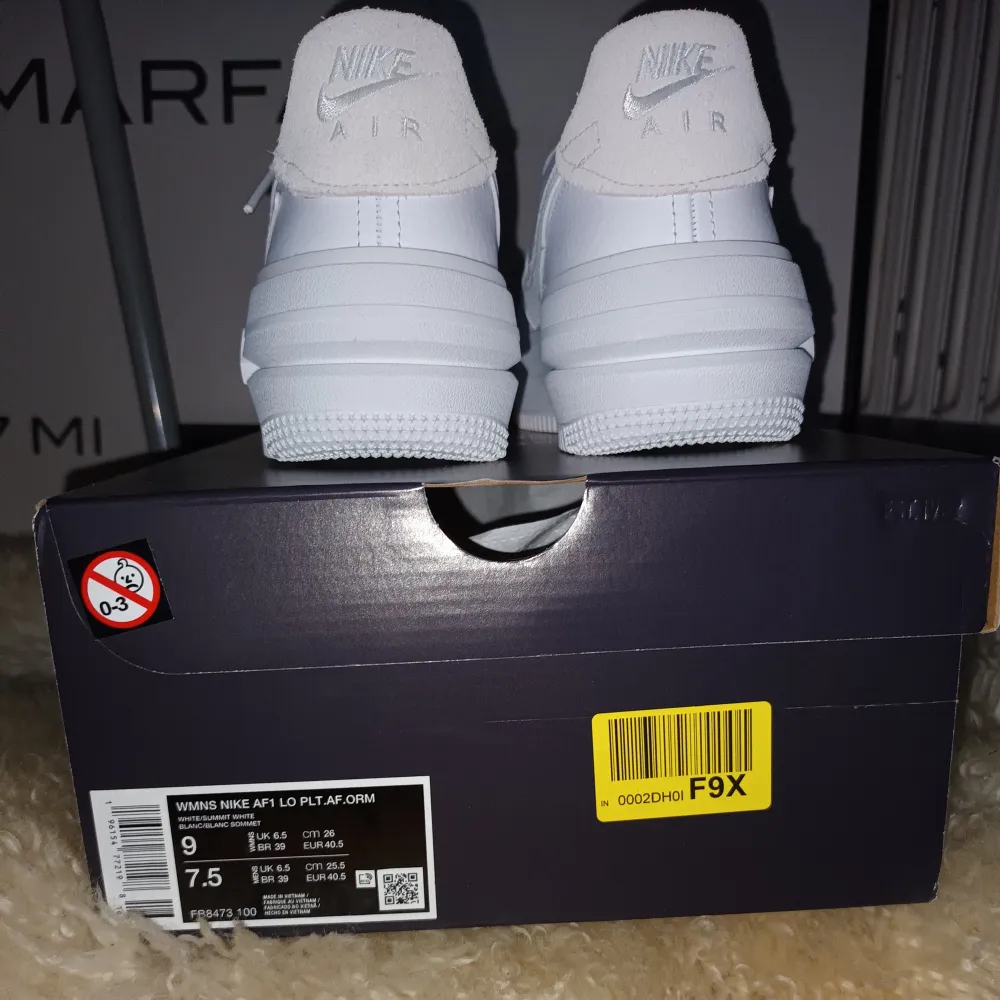 Säljer ett par helt nya och oanvända NIKE AF1 PLT.AF.ORM sneakers i storlek 40,5 (26 cm). Skorna är vita och summit white på hälarna.  Orginalförpackning medföljer. . Skor.