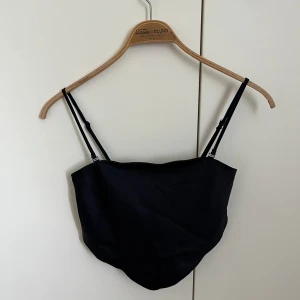 Svart topp - Svart topp som man kan ta bort axelbanden på. 