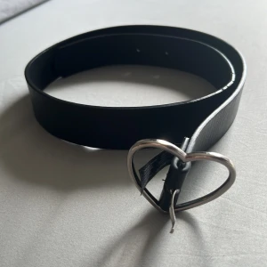 Skärp från Brandy Melville - Skärp/bälte med hjärta från Brandy Melville. Har små defekter (se bild 2) därav priset 