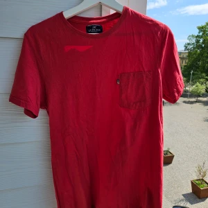 T-shirt från Lexington  - Röd t-shirt från Lexington. I bra skick och endast använd ett fåtal gånger