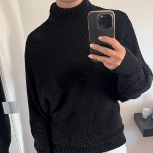 Stickad polotröja NAKD  - Svart stickad polotröja ifrån NAKD. Använd ett fåtal gånger, fint skick! Storlek XXS. 