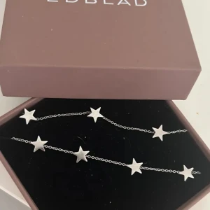 Armband edblad - Publicerar igen då halsbandet är sålt!armband i stål med stjärnor från Edblad. Den enda defekter är att några stjärnor på armbandet är lösa.  Därav är det billigt!