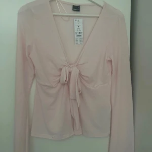 Tröja  - Tröjan är helt ny och aldrig använd, superfin topp nu till sommaren!