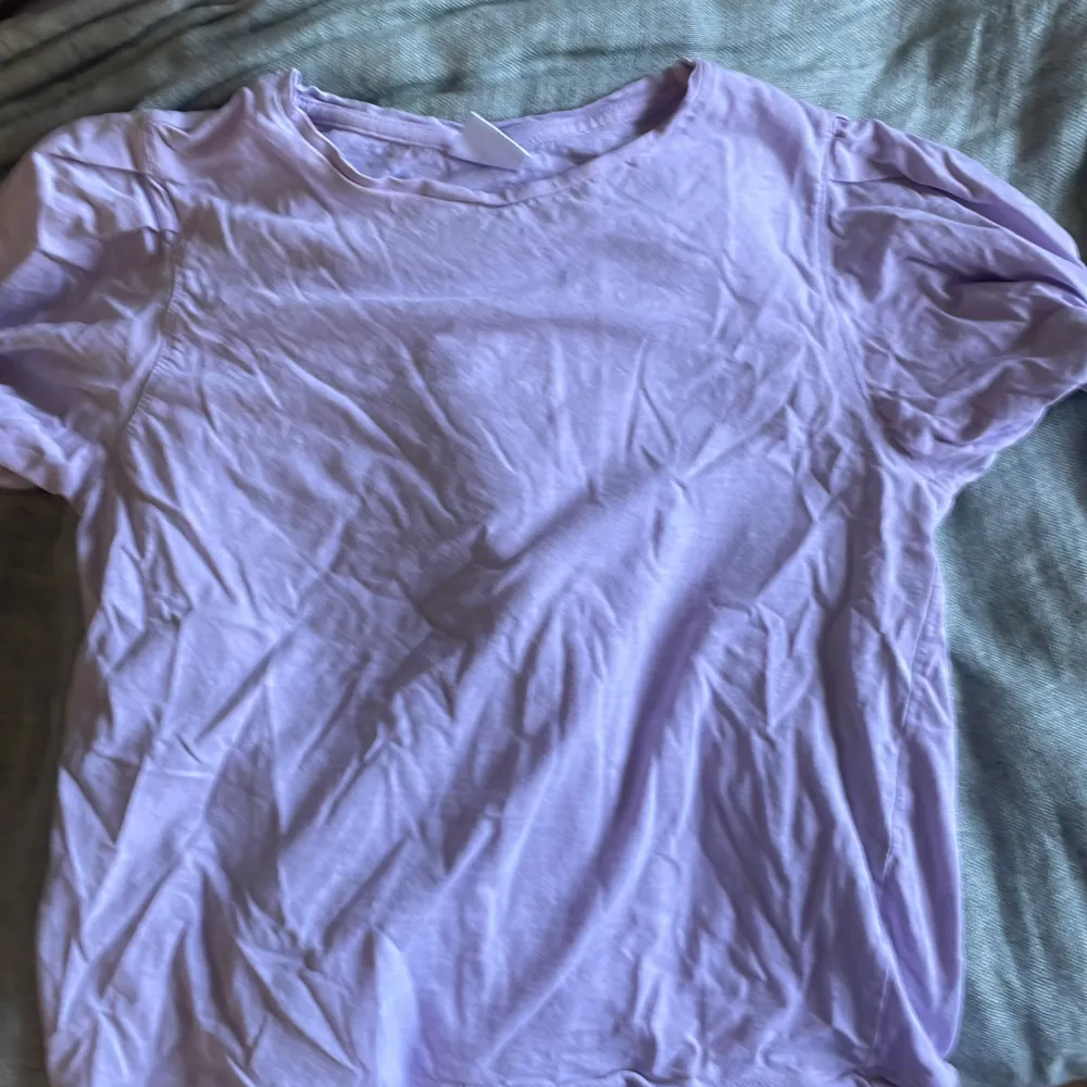 Säljer nu denna supersöta lila t shirt med puffärmar💜. T-paidat.