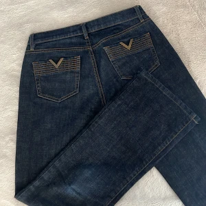 Knappt använda Valentino Jeans - Säljer dessa assnygga jeansen från Valentino ⭐️De är knappt använda och i jättefint skick. Storlek 28💞💞 (Pris kan diskuteras)
