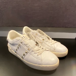 Valentino Skor - Hej! Säljer nu mina skor storlek 38, från märket Valentino , relativt bra skick, tveka inte på att höra av dig om du har frågor eller funderingar kring skorna! 