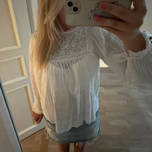 Blus från Zara - Vit blus från Zara, super fin!