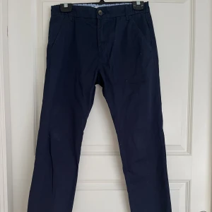 Kostymbyxor  - Stilig kostymbyxor. Mörk blåa med ljus blå söm. Aldrig andvänt 