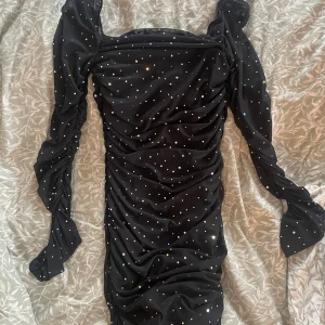 Glittrig klänning - Använd 1 gång