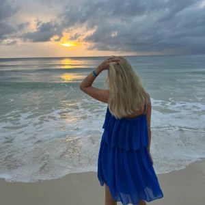 Blå kort puff klänning - Säljer drömmigaste klänningen i perfekta färgen med volanger❣️