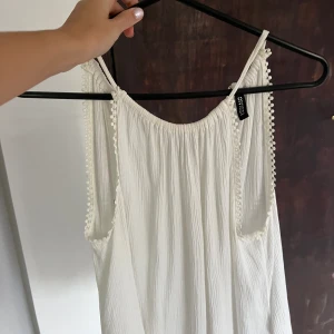 Vit topp - Så söt vit topp🫶🏽