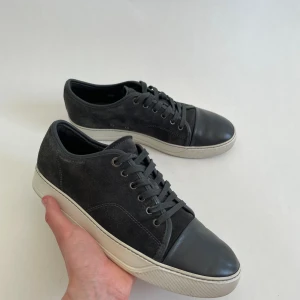 Lanvin skor - Hej, Nu säljer jag minna super snygg Lanvins. Skorna är mörkgråa / Svarta. De är i super fint skick utan några defekter. De är i storlek UK8 som passar runt 43.Nypris ~ 4500kr. Mitt pris: 1499. Skriv till mig vid frågor eller funderingar!  🤝🏻