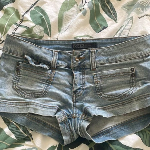 Lågmidjade jeansshorts  - Jag säljer ett par fina jeansshorts tyvärr lite för stora för mig använda 1 gång 