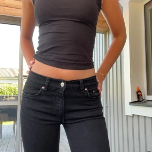 ”Perfect jeans” bootcut från Gina Tricot i storlek 34💗 - Dem är i storlek 34,  jag är 170 cm och dem passar mig bra i längden💗De är använda ett par gånger men fortfarande i bra skick