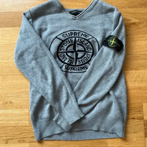 Supreme tröja - Köpte denna ett tag sen och använder aldrig den, det står L men skulle säga Xs/S. Jage 160 och man ser hur den sitter på mig.