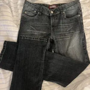 Fina raka lågmidjade jeans i en grå/blå färg. I storlek 38 och funkar för någon som är 170 och kortare. Säljer då dem är förstora för mig.