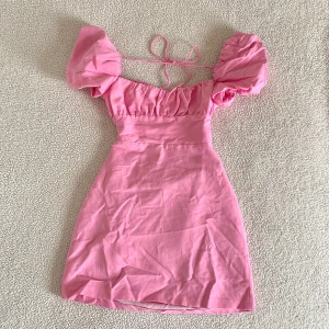 ZARA rosa klänning med puffärmar - Otroligt vacker klänning från ZARA med puffärmar i viskos-blandning. Ny med tags kvar, utan anmärkningar. Säljer även samma klänning i krämvit i en annan annons. 🌷