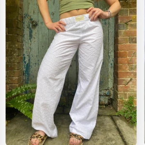 Byxor - Säljer dessa super fina byxorna då de blev för små för mig, storleken är S och jag kan sänka mig till 200kr om man köper innan veckan är slut. Original pris är 500kr, hör av er vid frågor💕