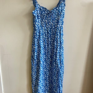 Sommarklänning  - Lite längre sommarklänning med dragkedja i sidan 