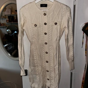 Vir stickad klänning med guldknappar - Storlek: M Använd: 1 gång