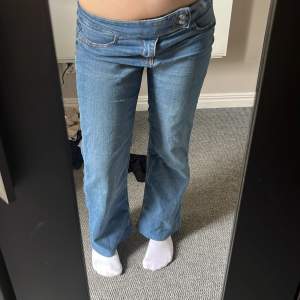 Snygga jeans från hm, aldrig använt. Jag har sytt upp jeansen längst nere men det syns ingenting.