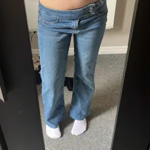 Snygga jeans från hm, aldrig använt. Jag har sytt upp jeansen längst nere men det syns ingenting.
