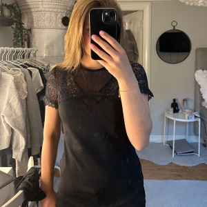 Svart topp - Säljer denna topp från hm, använt 1 gång. Inga defekter🩷 Skriv gärna för fler bilder💕