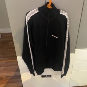 Dsquard 2 jeans och tröja  - Tjena säljer nu mitt Dsquard 2 jeans och tröja använda få gånger båda två 9/10 skick storlek S på byxorna och M tröjan. Pris kan diskuteras vid snabb affär.