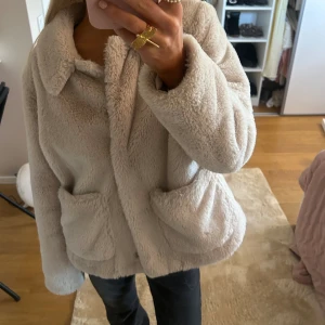 Beige pälsjacka  - Beige jacka 