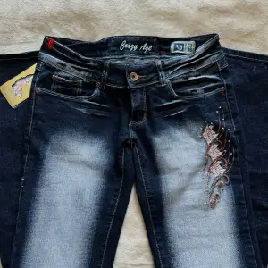 Säljer dessa superfina Crazy Age jeans i nyskick med lappen kvar. Passar både lågmidjat och bootcut. Har måtten redo, så kan skicka det om det önskas. Kolla gärna min profil da jag lägger upp mycket liknande 💛