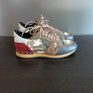 Valentino rockrunners -  säljer nu dessa snygga rockrunners i extremt fint skick🌟 storlek 43🤙  Skriv vid frågor eller funderingar 
