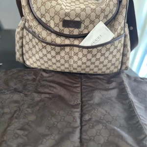 Gucci skötväska.  - Köpte i NK Göteborg för några år sen. Använt väldigt varsamt och ser ut som ny.  Finns i centrala Halmstad. 