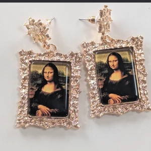 Y2K Figur Graphic Drop örhängen,NY, Multifärgad - Materialet är en blandning av metall och rostfritt