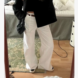 J Brand jeans vita  - Så coola byxor från J Brand. Storlek 26. Fint skick, lite lite smutsiga längst ner men går säkert bort. Jag är 168cm och dom är lite för långa på mig. 
