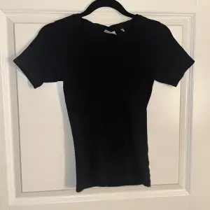 En svart t-shirt som är i skönt material🩷 Köpare står för frakt