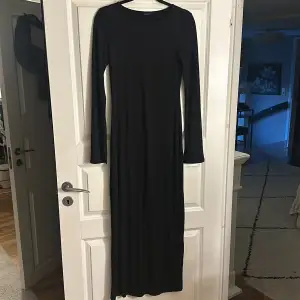 En lång svart klänning från Ginatricot som aldrig är använd🩷 Köpare står för frakt