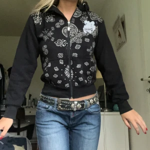 Hoodie - Fin svart hoodie, storlek M i barnstorlek, men skulle uppskatta den till en XS/S i vuxenstorlek. :) 